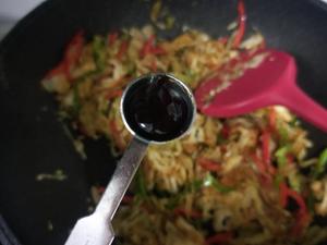 油条炒圆白菜 鲜香好吃的做法 步骤9