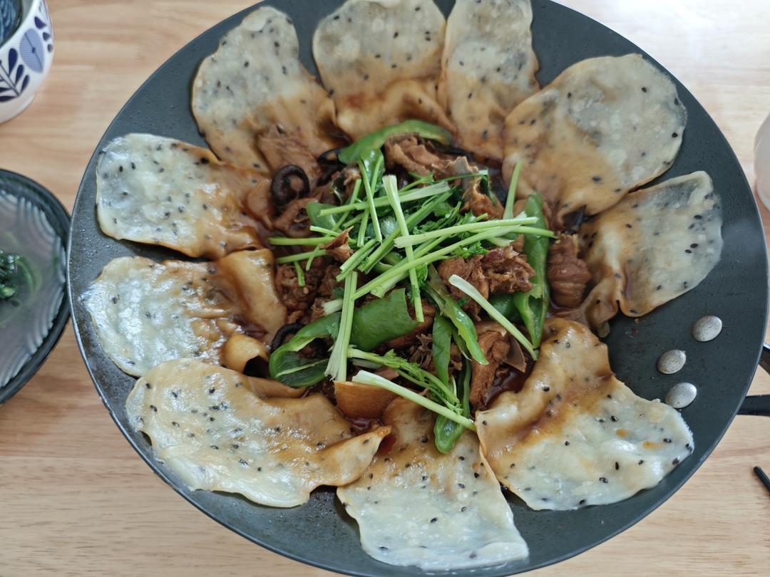 地锅鸡，教你贴饼子好吃的小技巧~