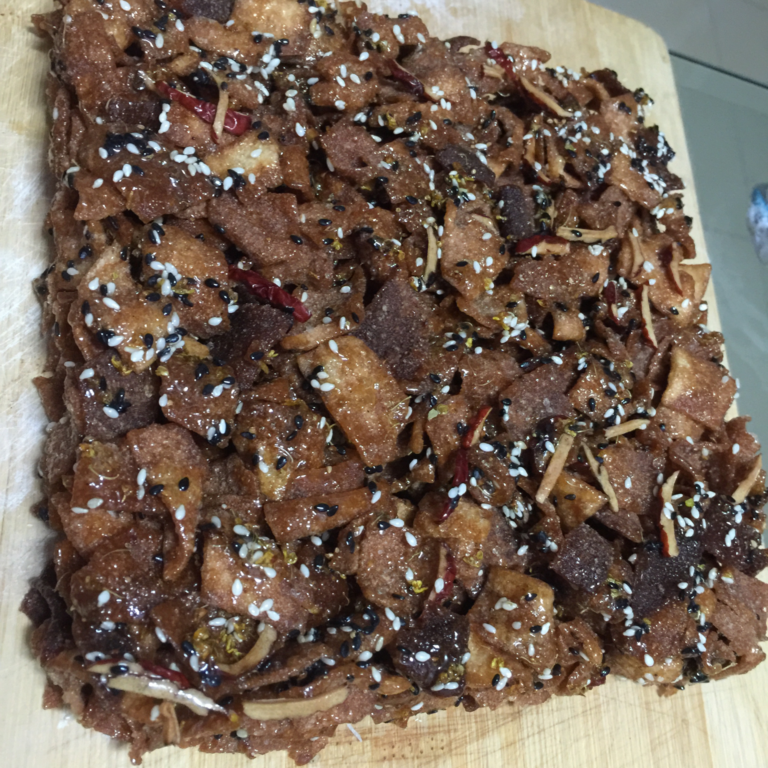 用饺子皮做“萨其马”