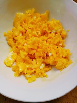 西兰花🥦蛋炒饭的做法 步骤1