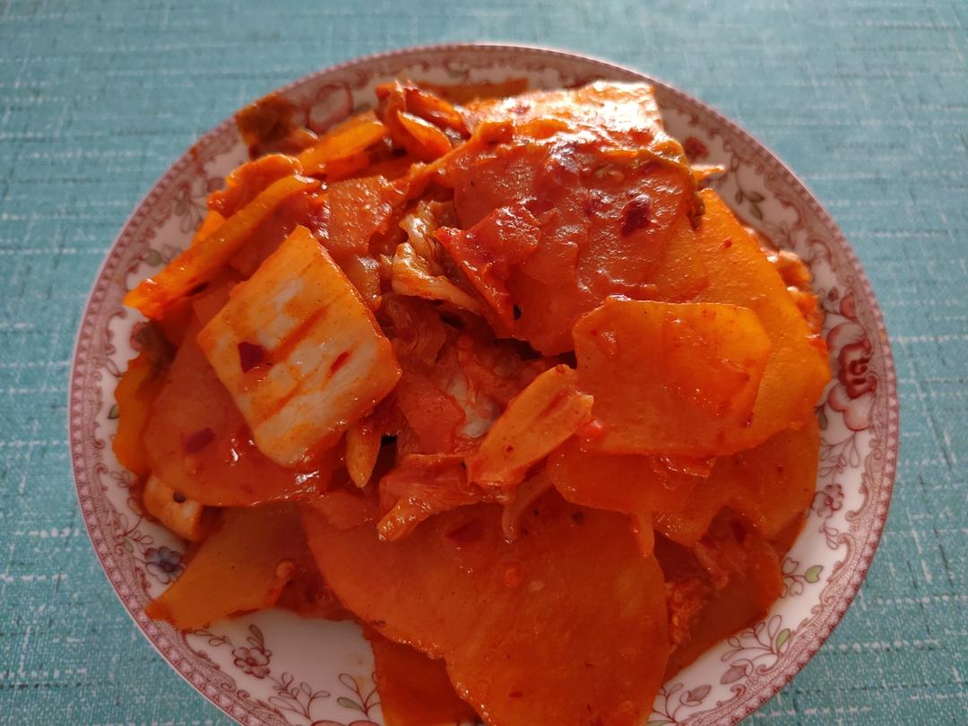 辣白菜炒土豆片