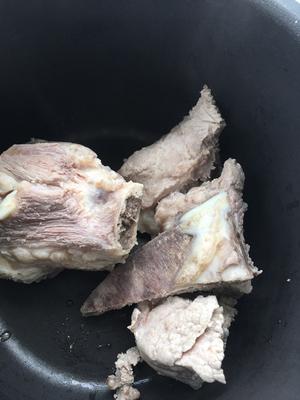 高压锅大骨头炖酸菜的做法 步骤2
