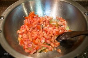 休息日早餐：西红柿鲫鱼汤、香菇瘦肉小米粥的做法 步骤5