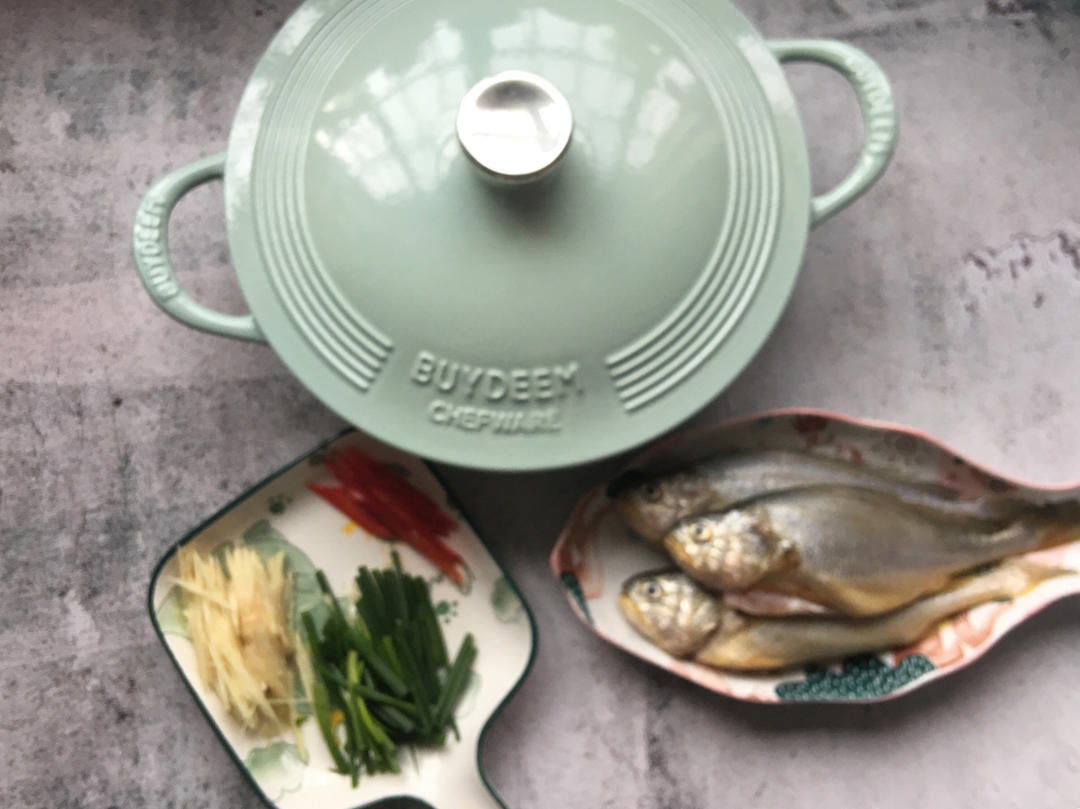 鲜焗小黄鱼【6月北鼎珐琅铸铁锅食谱】