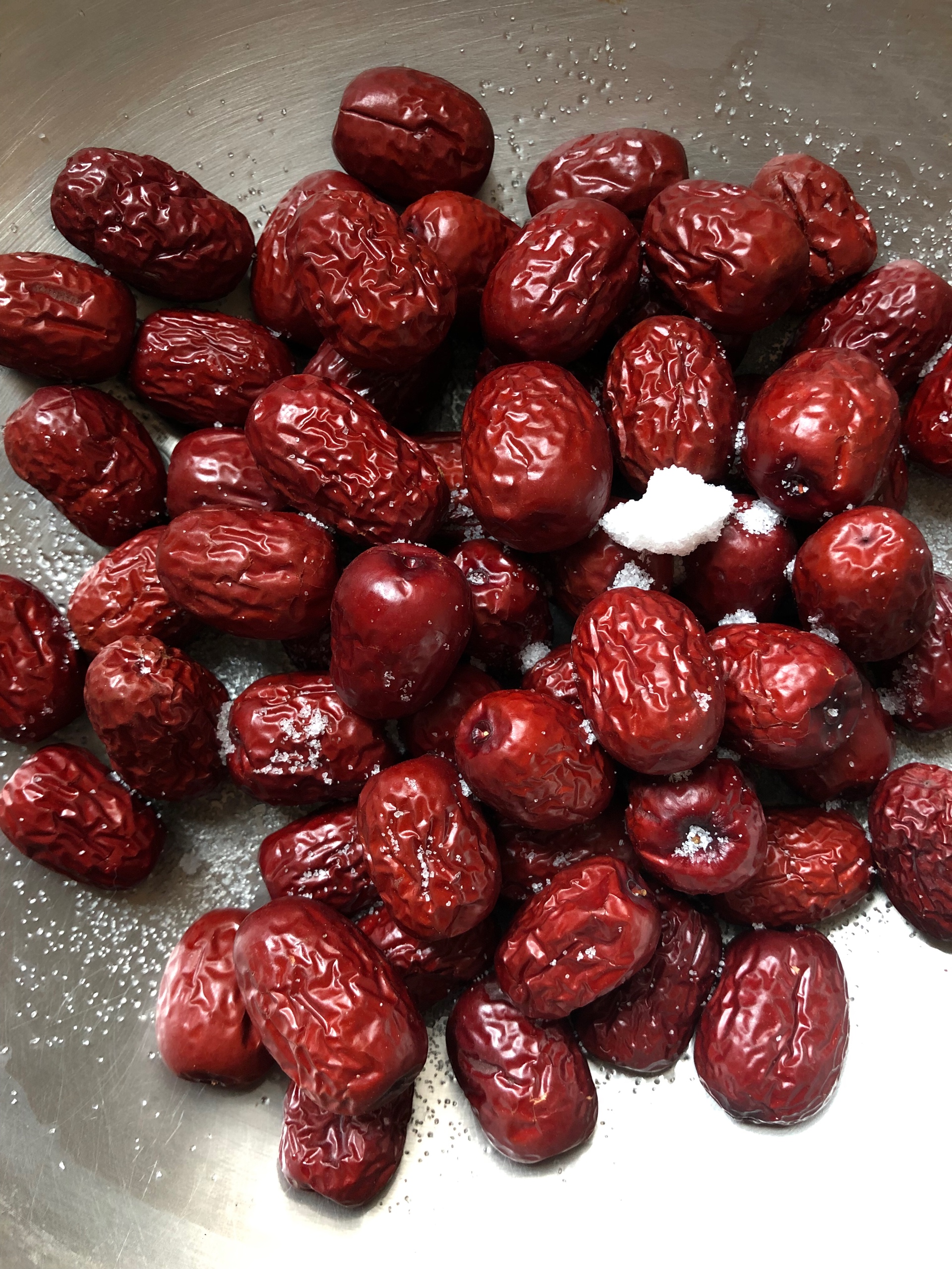 三蒸三晾大红枣吃出好气血的做法 步骤1