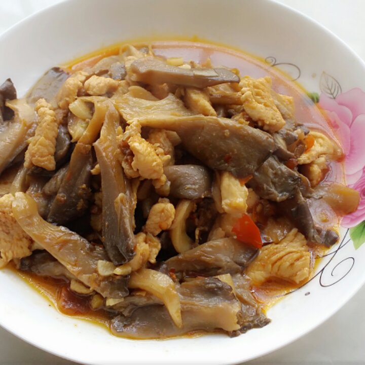 蘑菇炖鸡肉