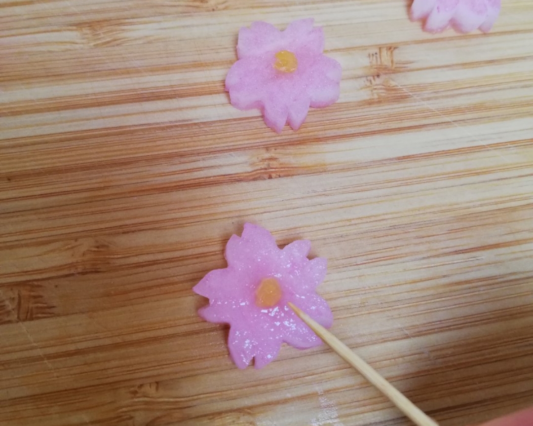 巧做萝卜樱花装饰的做法 步骤5