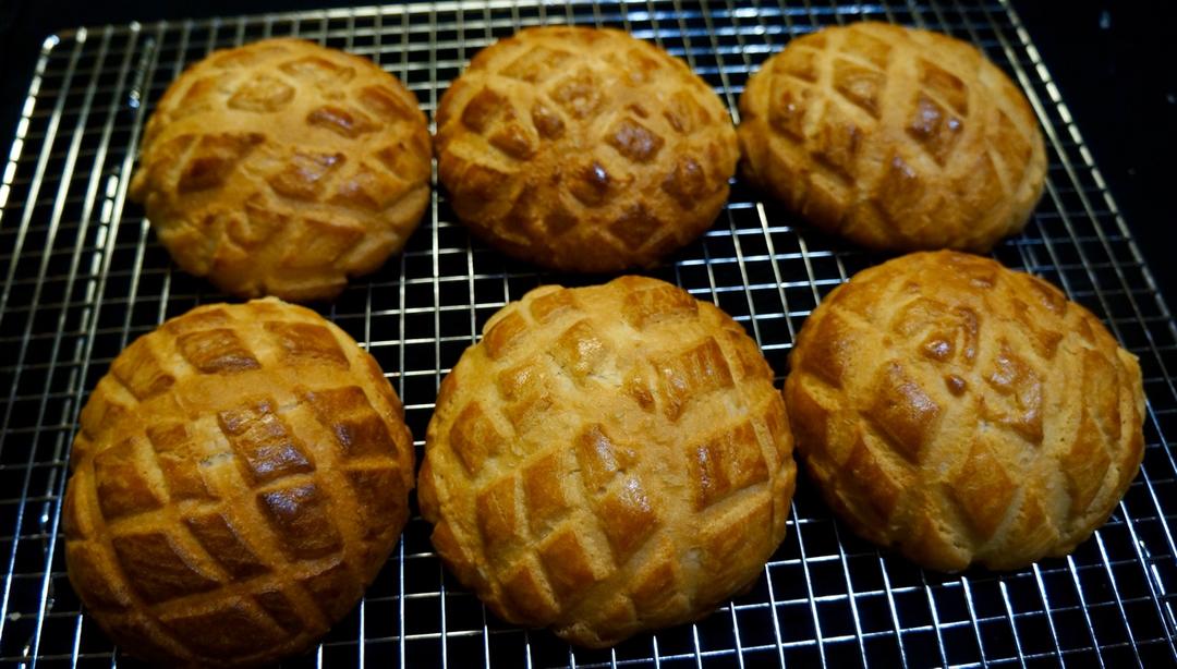 好吃到炸裂的港式菠萝包（附带制作酥皮的小视频）