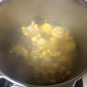 超鲜美的玉米排骨汤的做法 步骤3