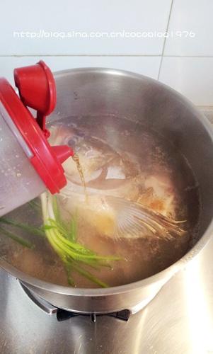 奶白鱼头菌汤的做法 步骤3