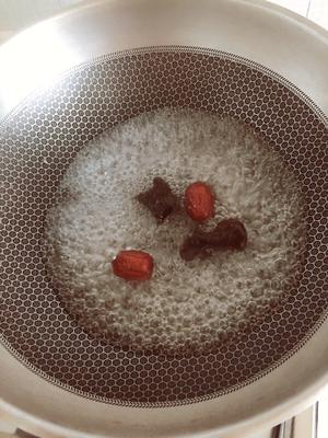 婴儿辅食：黑耳红枣小米粥的做法 步骤2