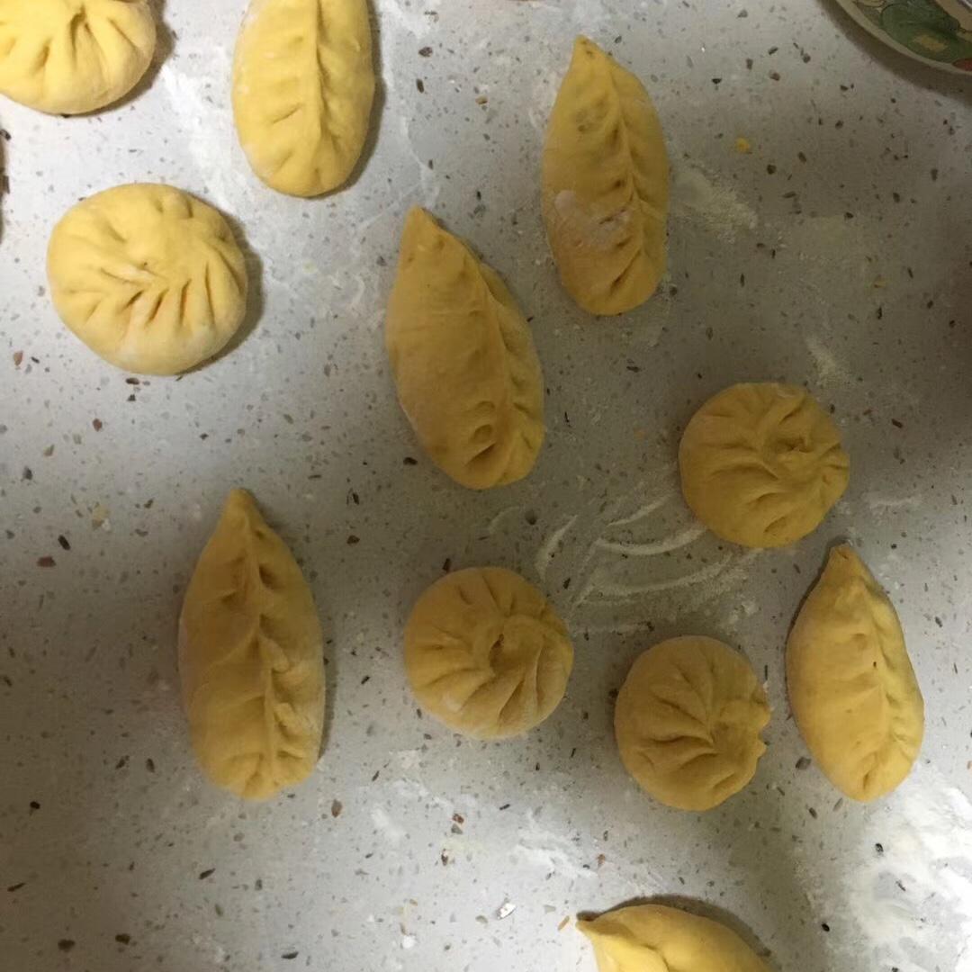 弯柳叶包子包法