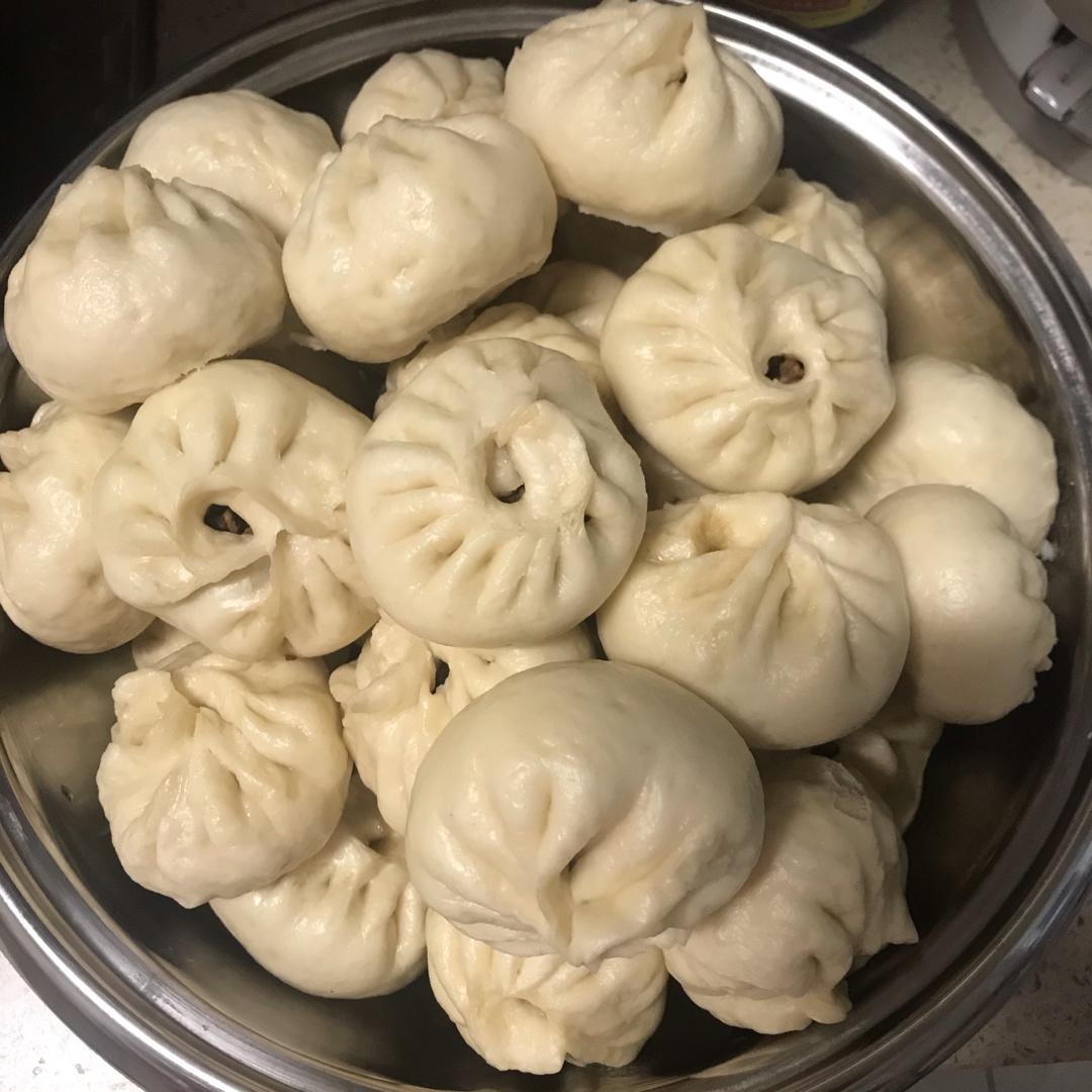 酱肉包升级版（加了点木耳和芹菜 好吃惨了）