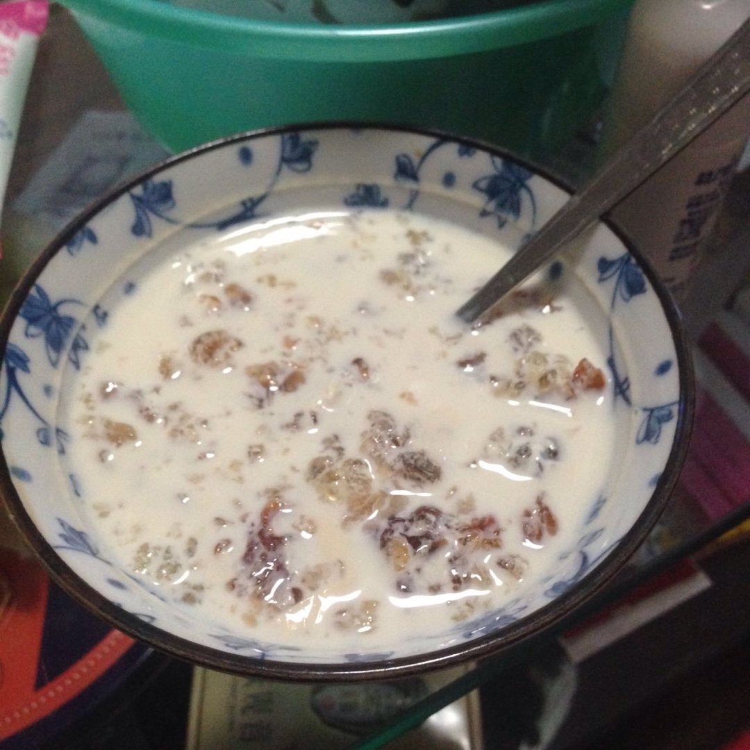 牛奶炖桃胶
