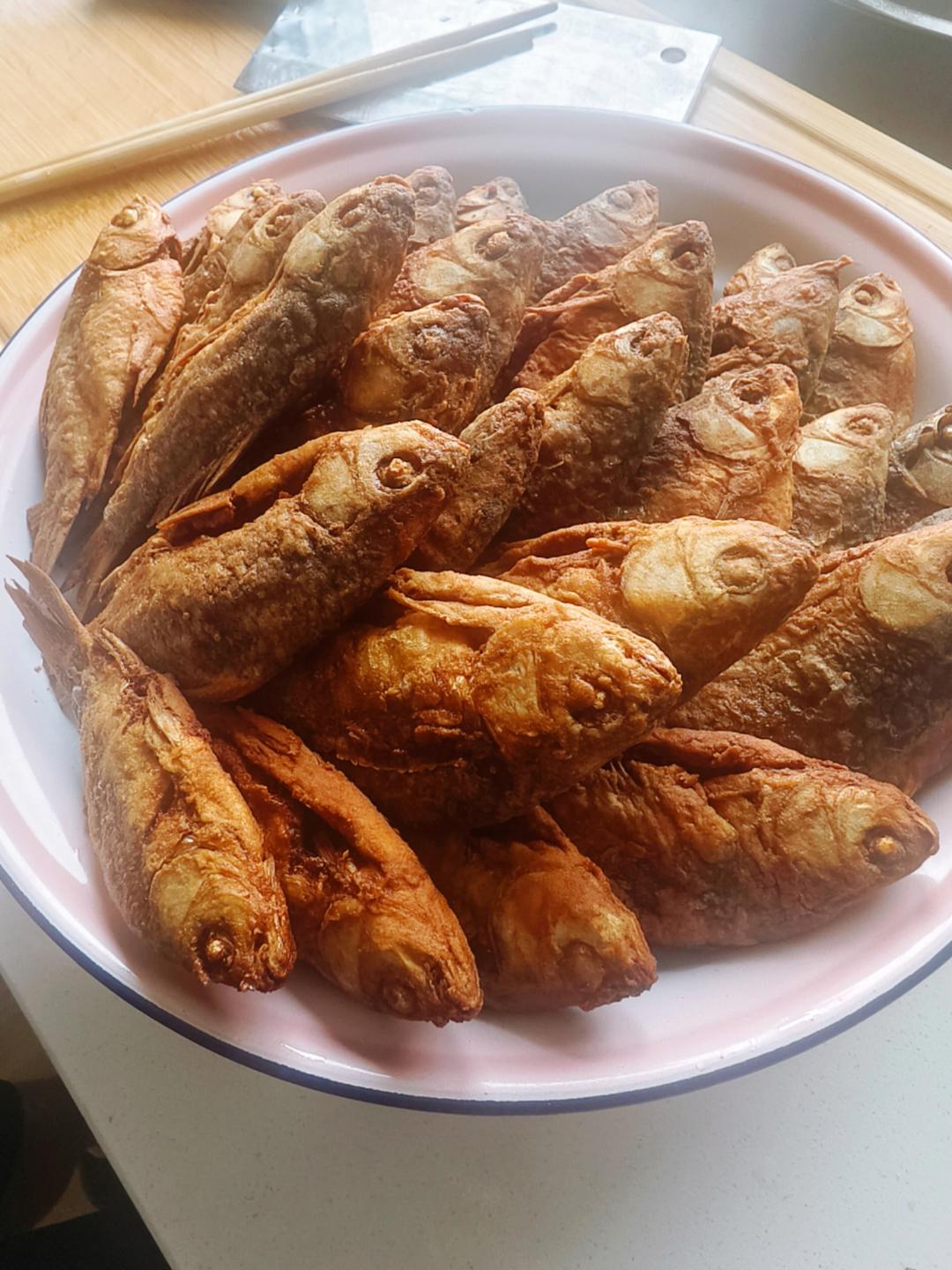 酥炸小鲫鱼