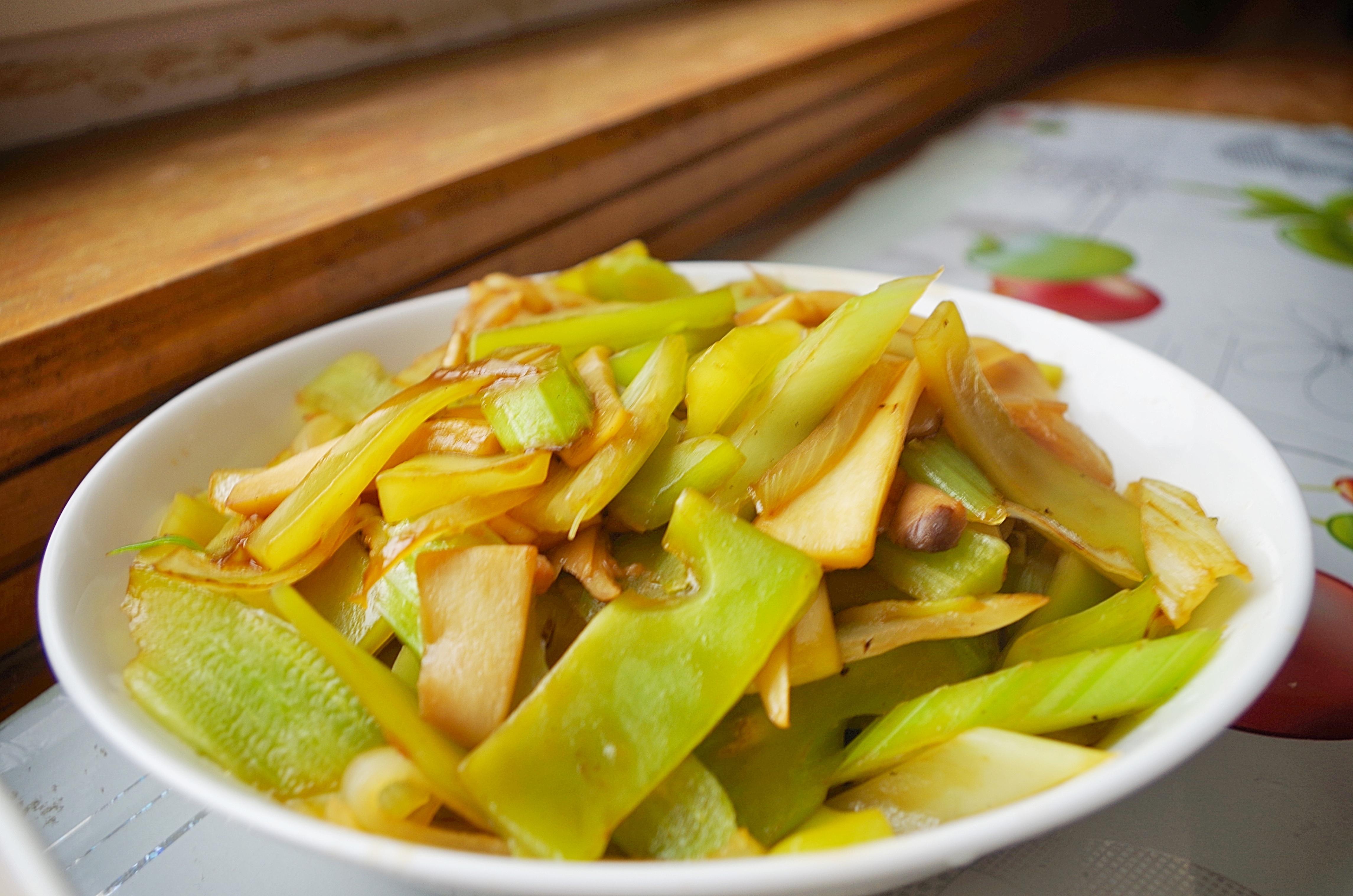 清素三鲜（莴笋+芹菜+杏鲍菇）的做法