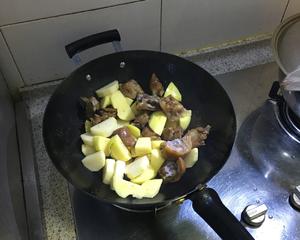 卤猪蹄炖土豆的做法 步骤2