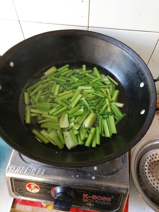 家常芹菜拌花生米的做法