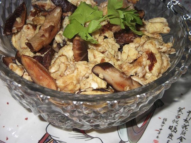 快炒小菜——沙茶花菇炒蛋的做法