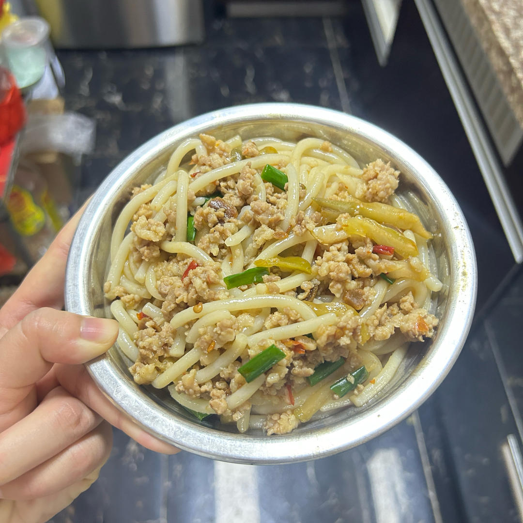 夏天来了，没胃口就来份香辣开胃榨菜肉丝粉