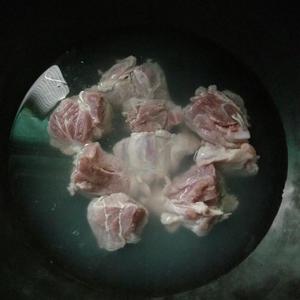 广式靓汤-无花果猪腱肉汤的做法 步骤2