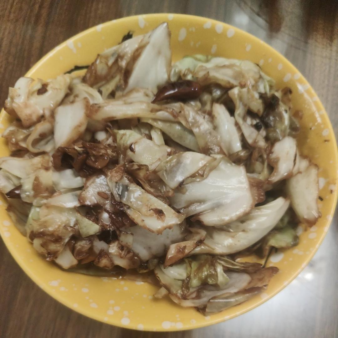 酒店大厨教你爆炒圆白菜，到底是过油过水还是干煸，技巧全在这里