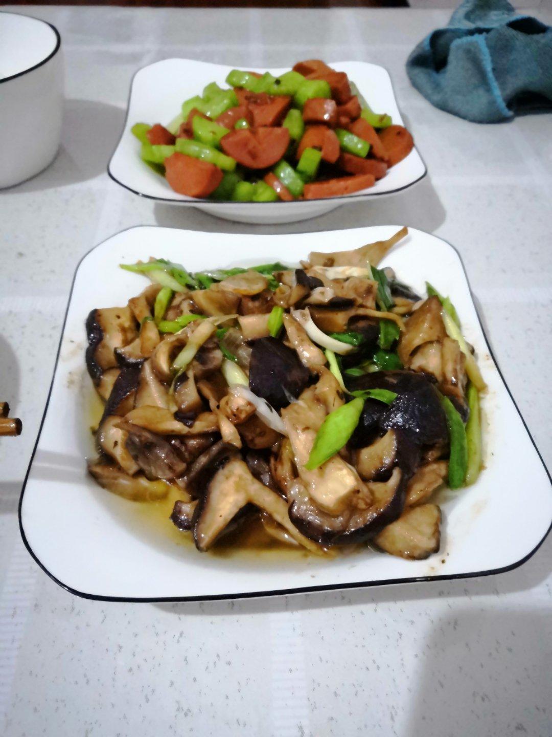 比肉好吃的降脂家常菜香菇炒蒜苗