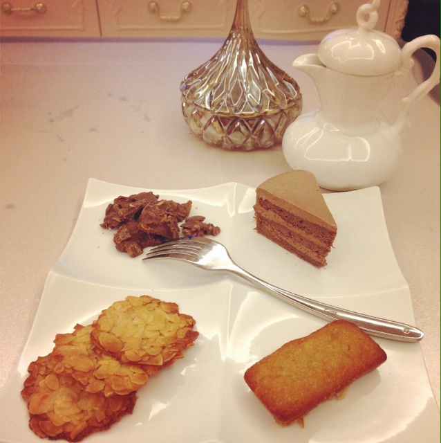 三层黑巧冰淇淋蛋糕