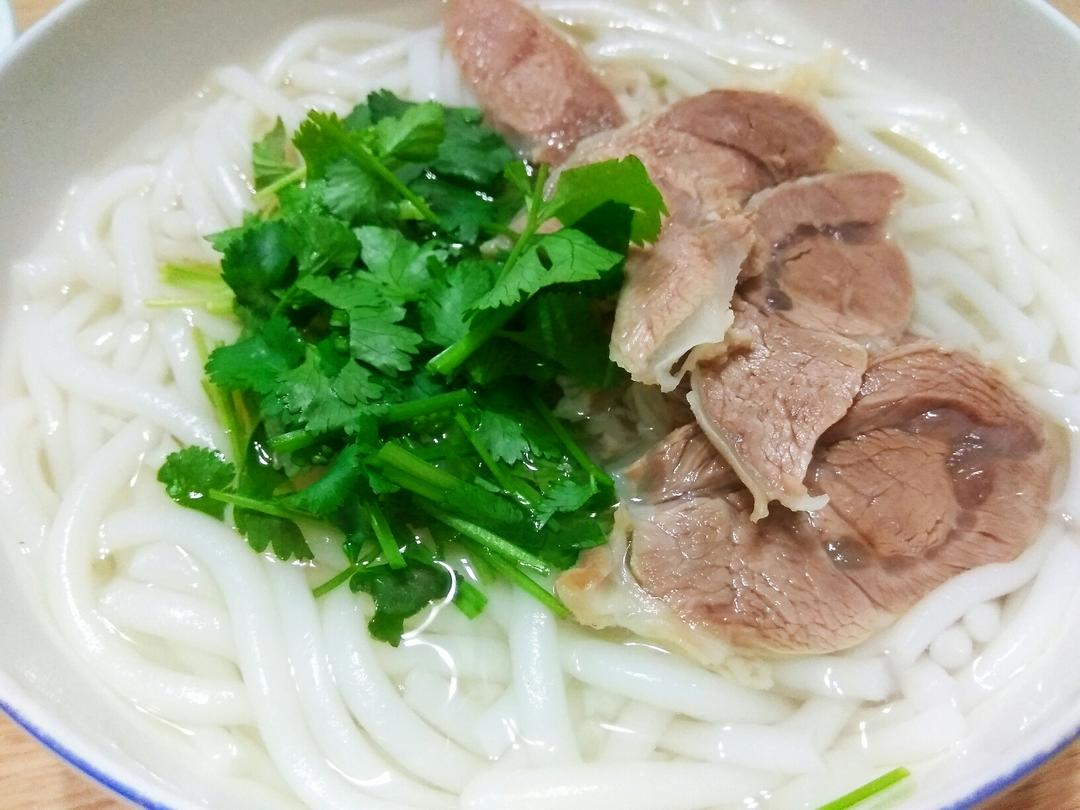 超鲜美的清汤羊肉米线