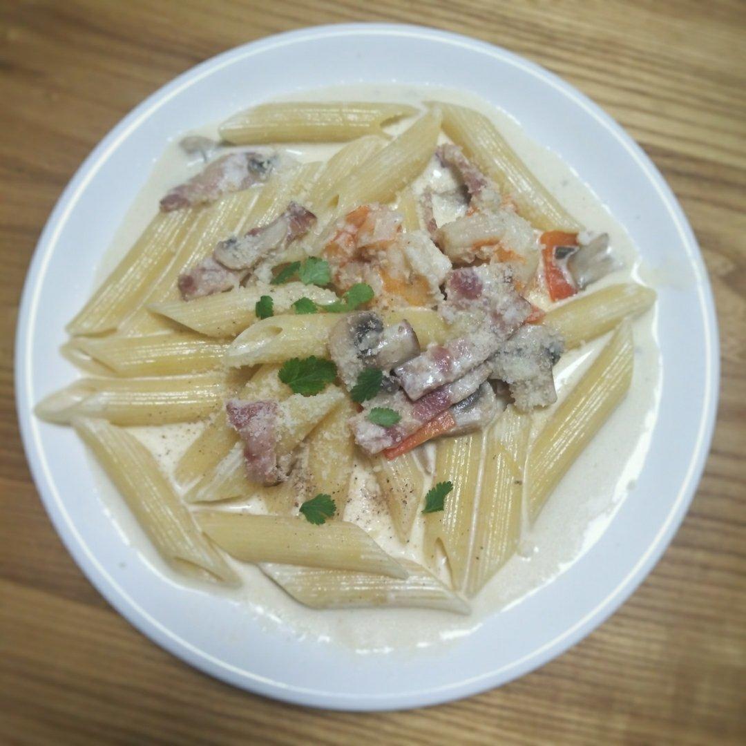 白蘑菇奶油培根意面
