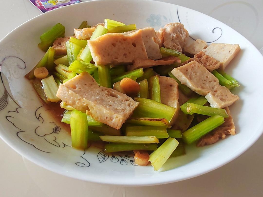 鲜美可口的美食【芹菜炒鱼饼】