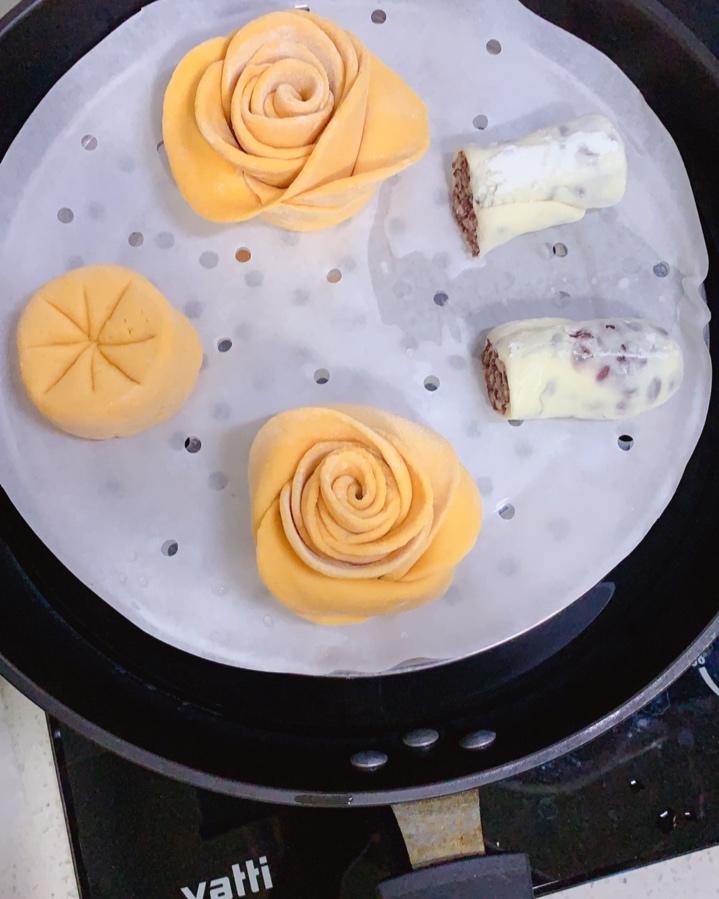 暄软的奶香豆沙包