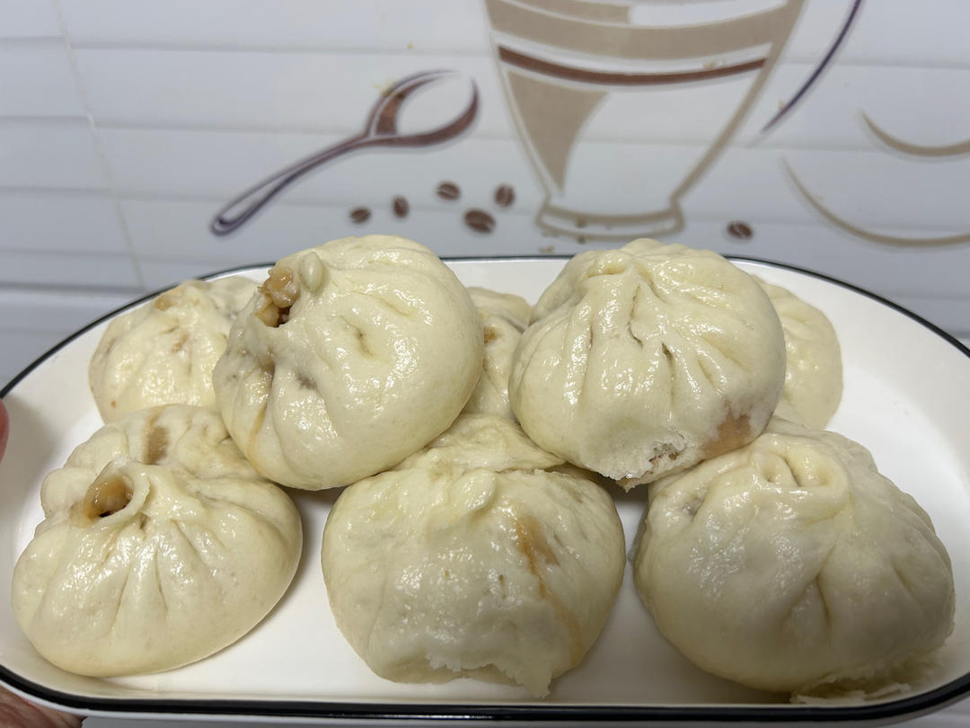 松软多汁的肉包子