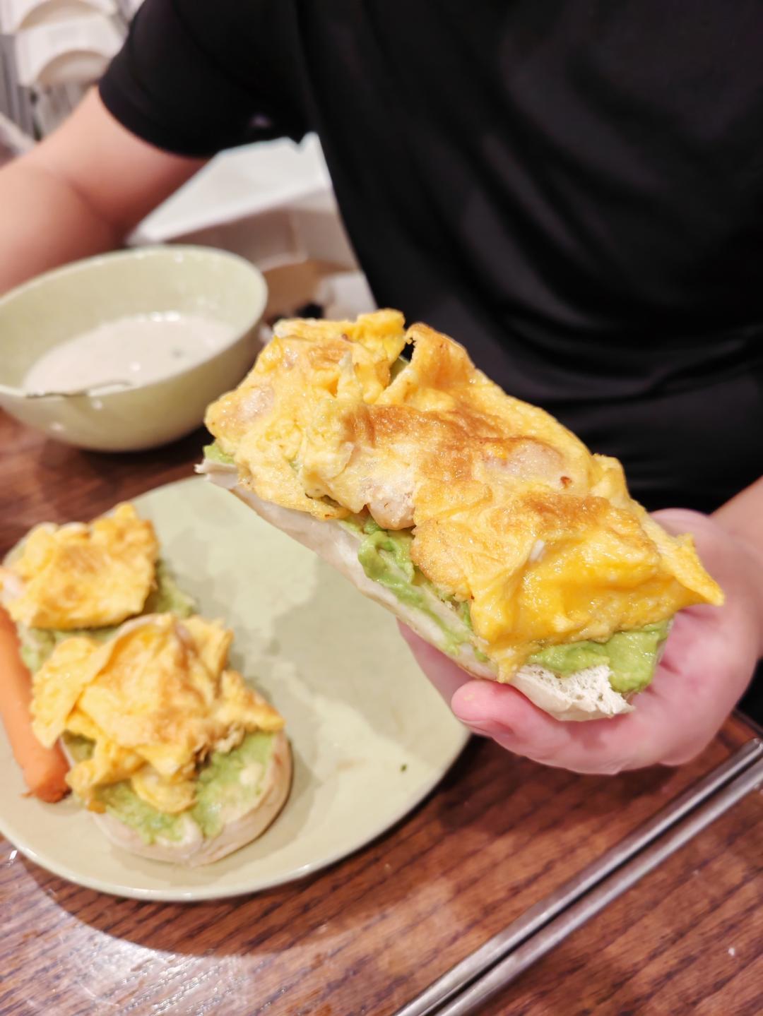 牛油果大虾鸡蛋三明治