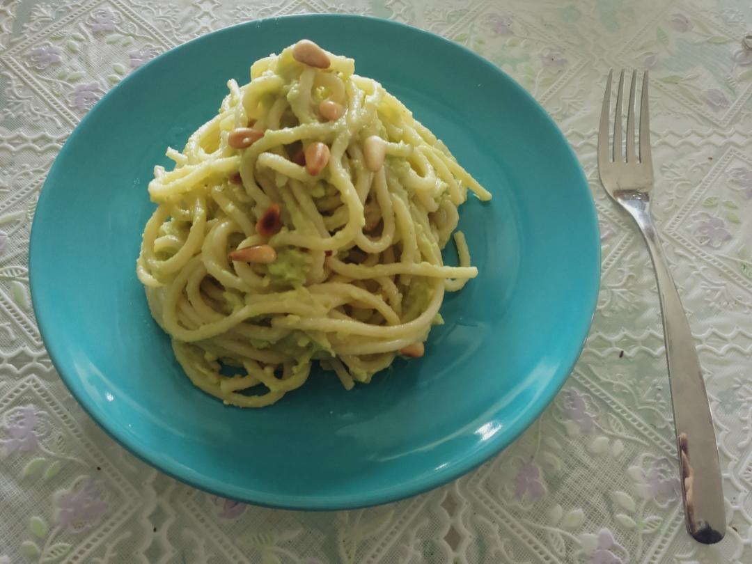 欧芹牛油果青酱意面