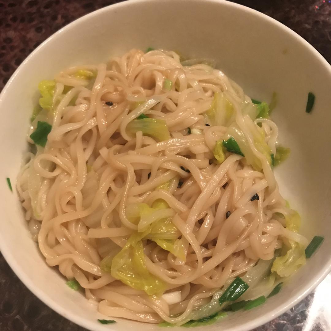 葱爆面—就是汪涵在天天向上里面做的那个啦
