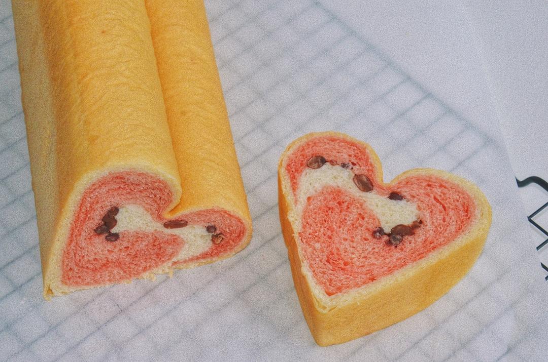 粉色蜜豆爱心吐司