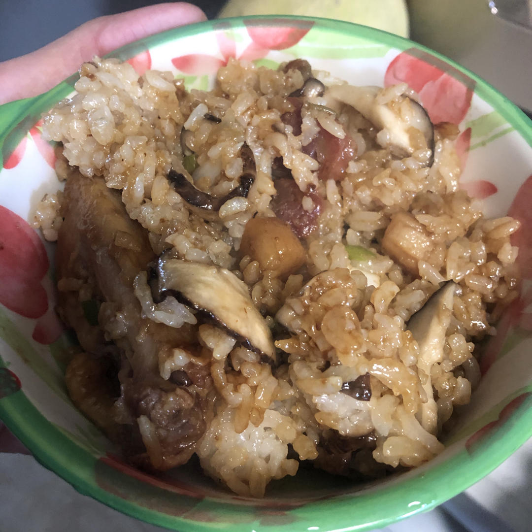 冬菇滑鸡煲仔饭，控制锅巴的生成，煲仔饭酱油的配制