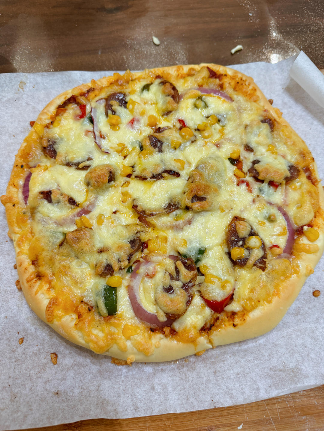 含宣软饼皮做法、自己在家也能做出馅料十足、超拉丝的美味诱人披萨