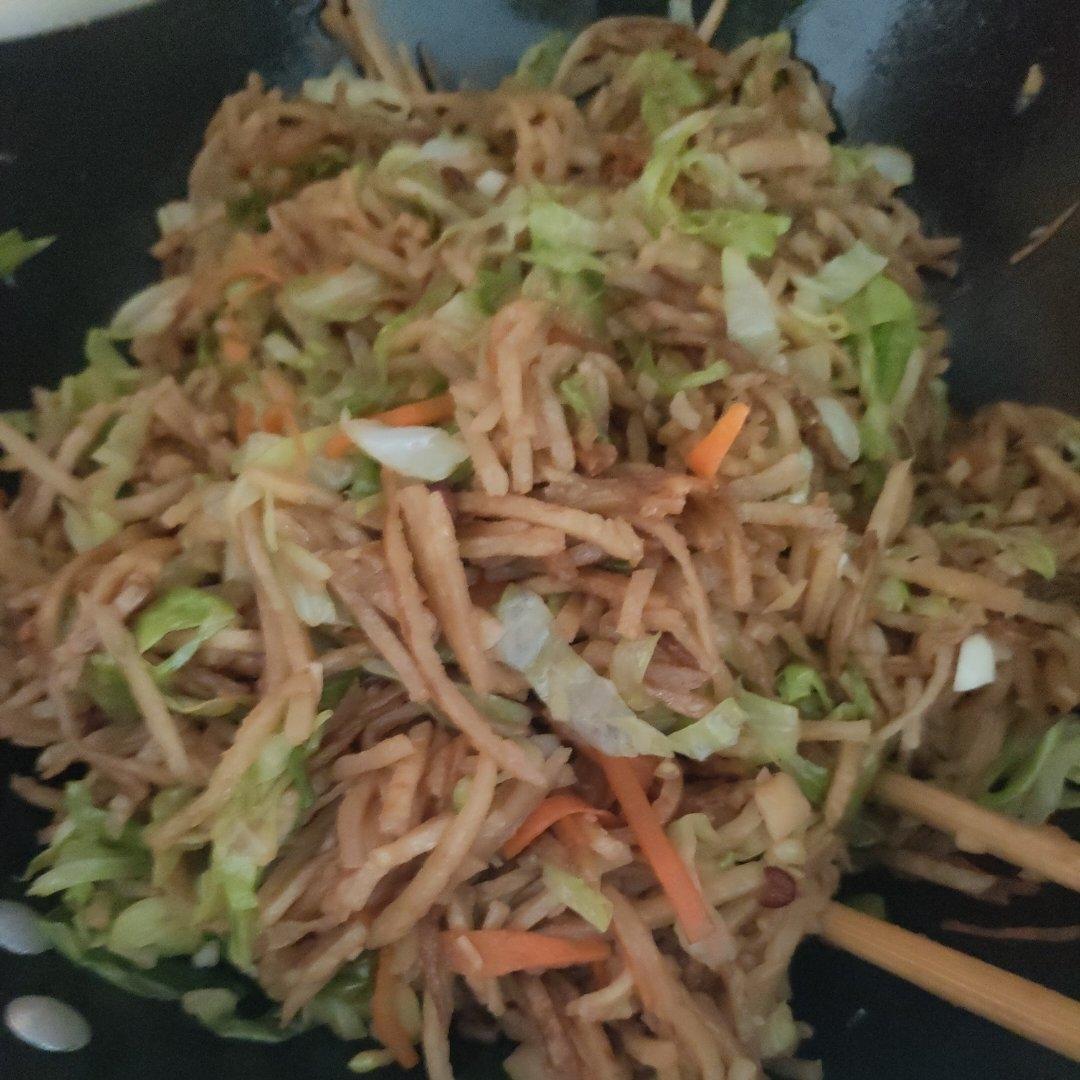 圆白菜炒饼丝
