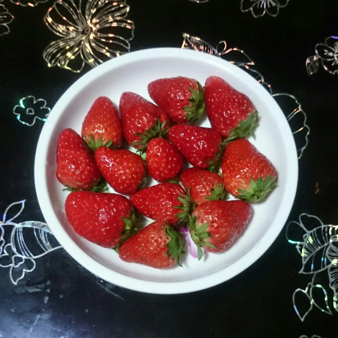 今冬第一颗草莓