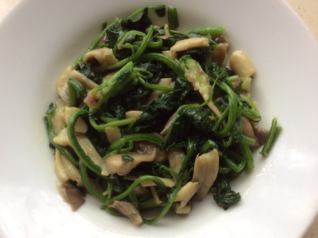 菠菜炒蘑菇