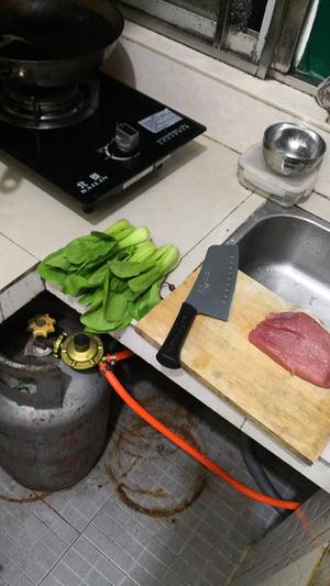 瘦肉盖上海青的做法 步骤1