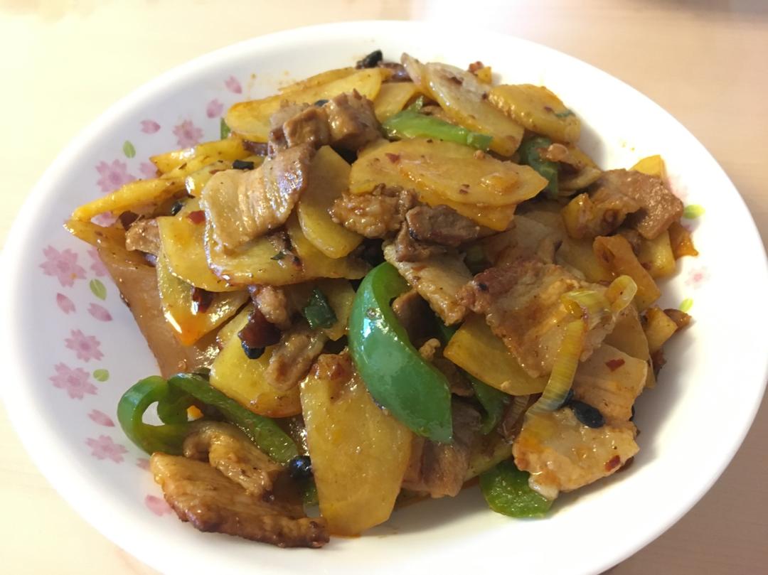 五花肉干煸土豆片