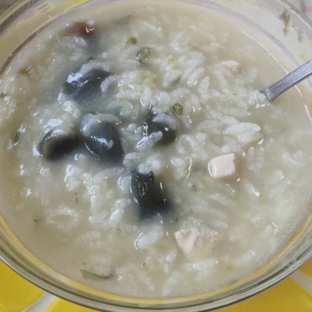 砂锅皮蛋瘦肉粥