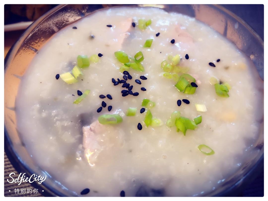 砂锅皮蛋瘦肉粥