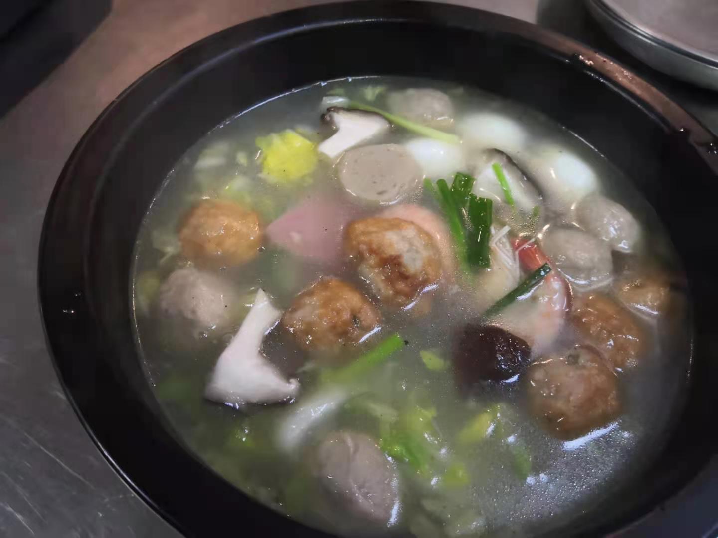 江浙浓郁的传统名菜—三鲜砂锅