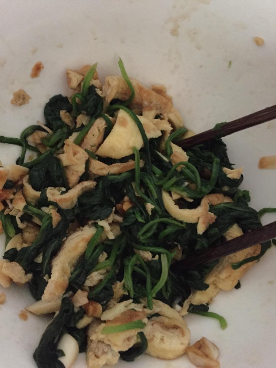 堂妈小厨——鸡蛋皮拌菠菜