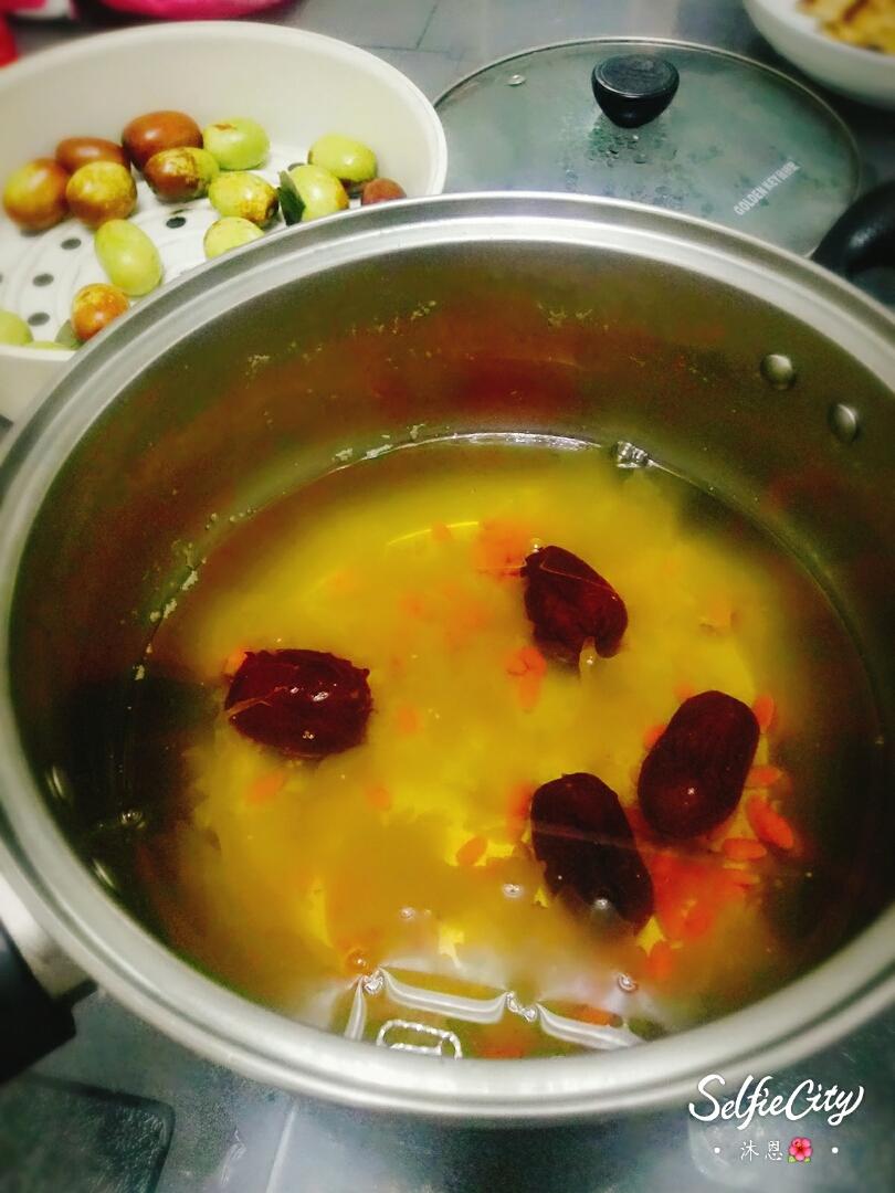 银耳红枣枸杞甜汤