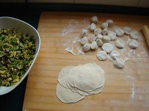 芹菜木耳虾皮鸡蛋素饺子的做法 步骤12